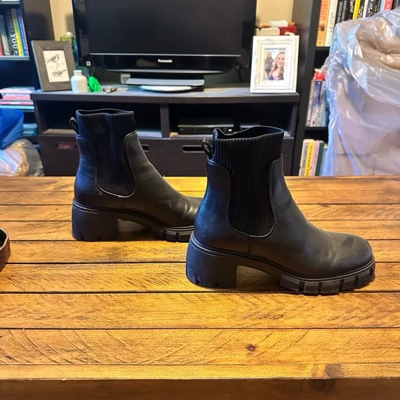 Steve Madden Black Ankle Booties with Chunky Sole - Picture 1 of 6